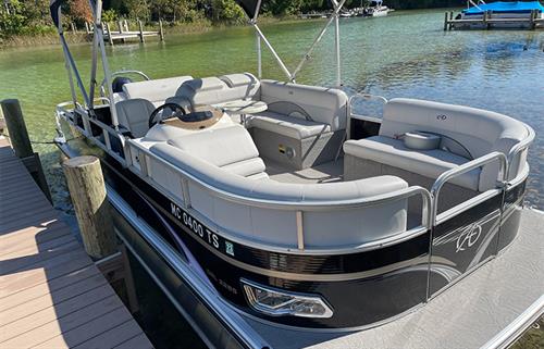 Leland River House kitchen and dining area